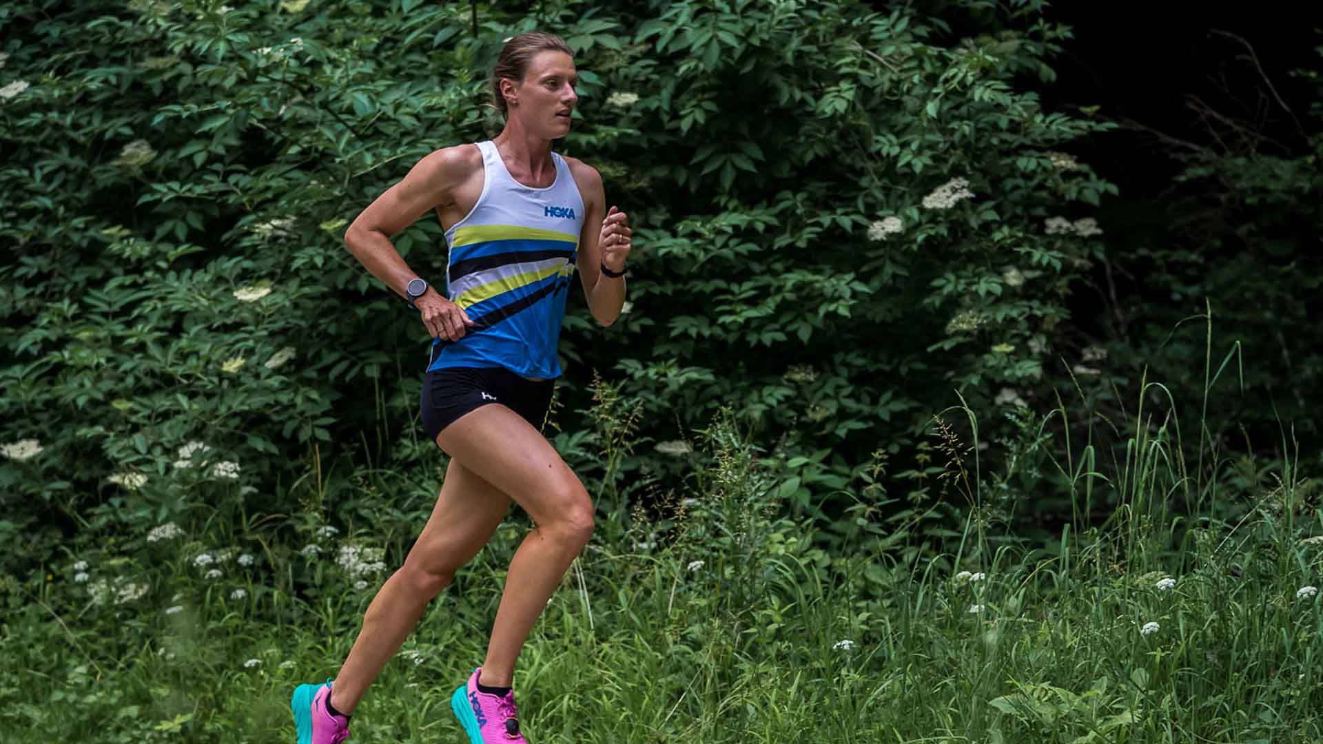 Anne Reischmann running a triathlon