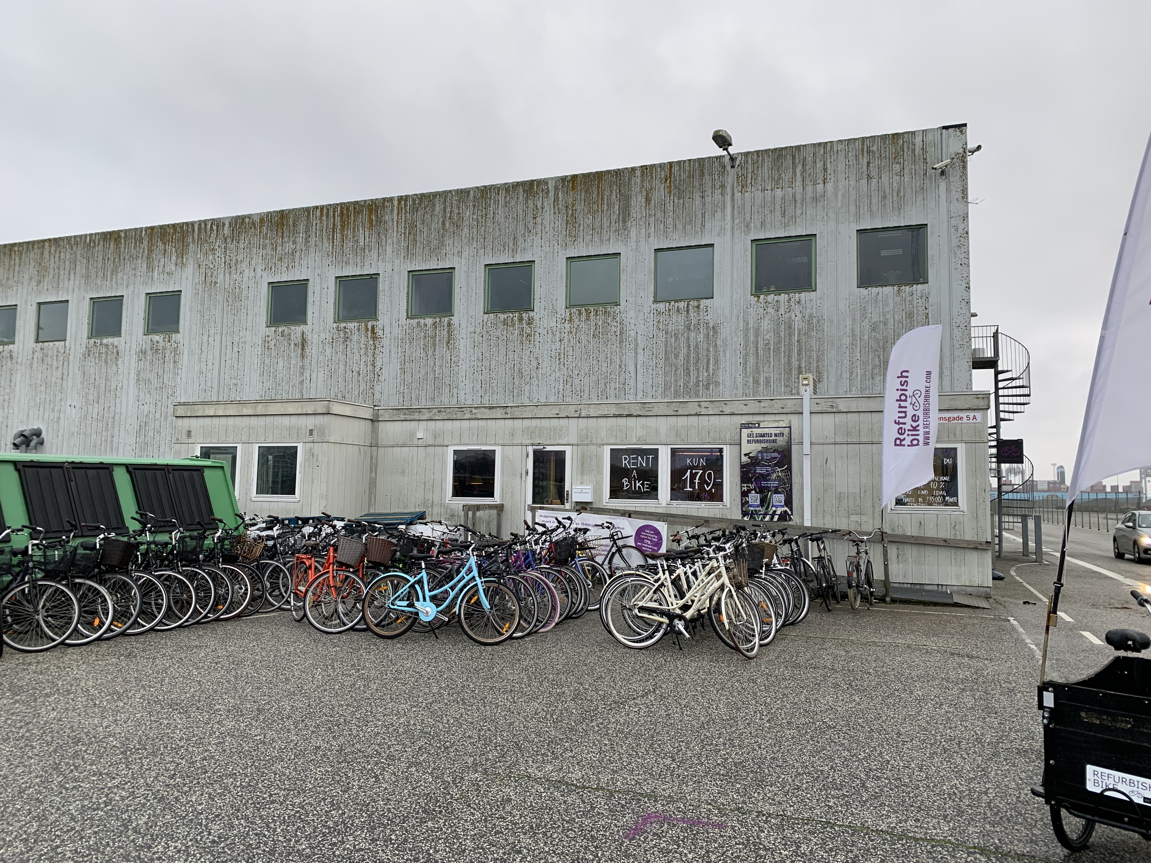 Foran RefurbishBike's værksted